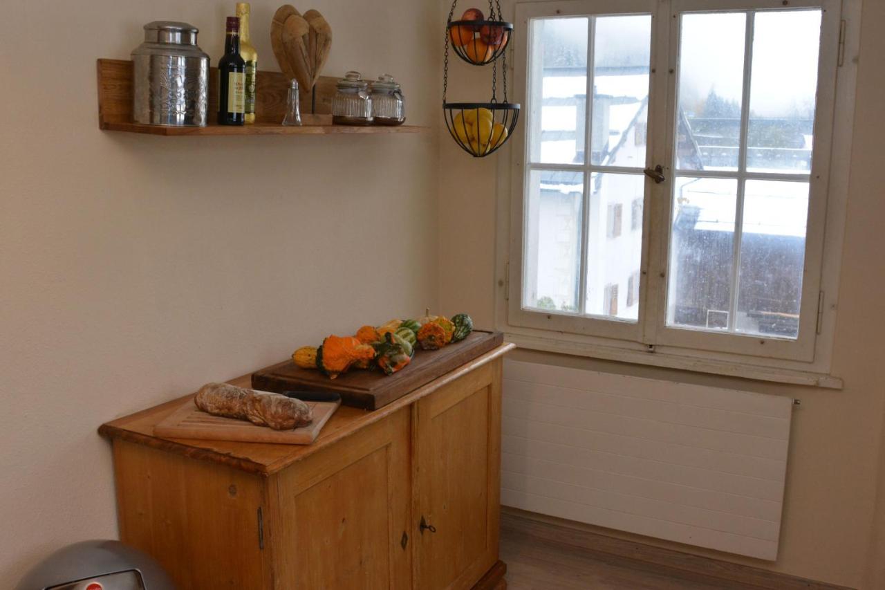 Alte Post Mit Geschichte Und Restaurant Appartement Tavanasa Buitenkant foto