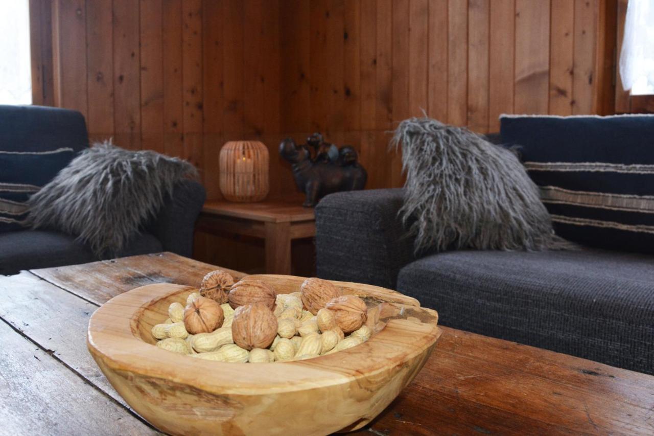Alte Post Mit Geschichte Und Restaurant Appartement Tavanasa Buitenkant foto