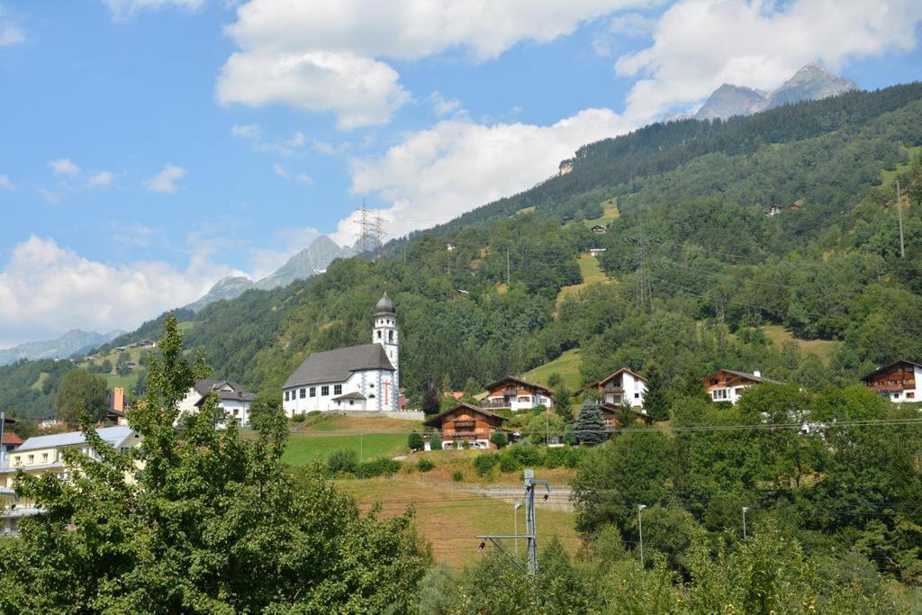 Alte Post Mit Geschichte Und Restaurant Appartement Tavanasa Buitenkant foto