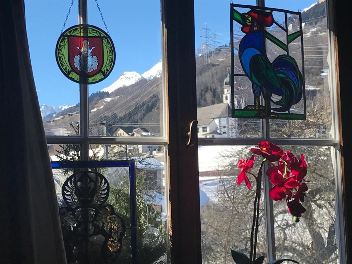 Alte Post Mit Geschichte Und Restaurant Appartement Tavanasa Buitenkant foto