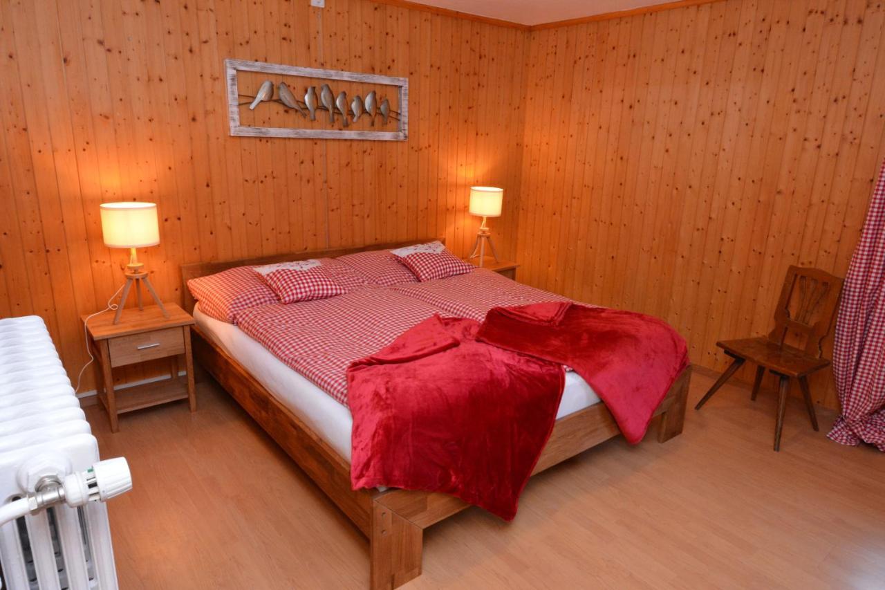 Alte Post Mit Geschichte Und Restaurant Appartement Tavanasa Buitenkant foto