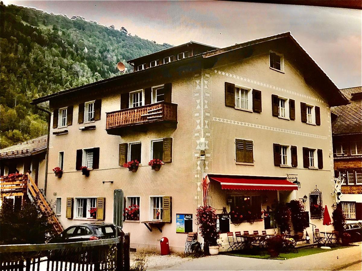 Alte Post Mit Geschichte Und Restaurant Appartement Tavanasa Buitenkant foto