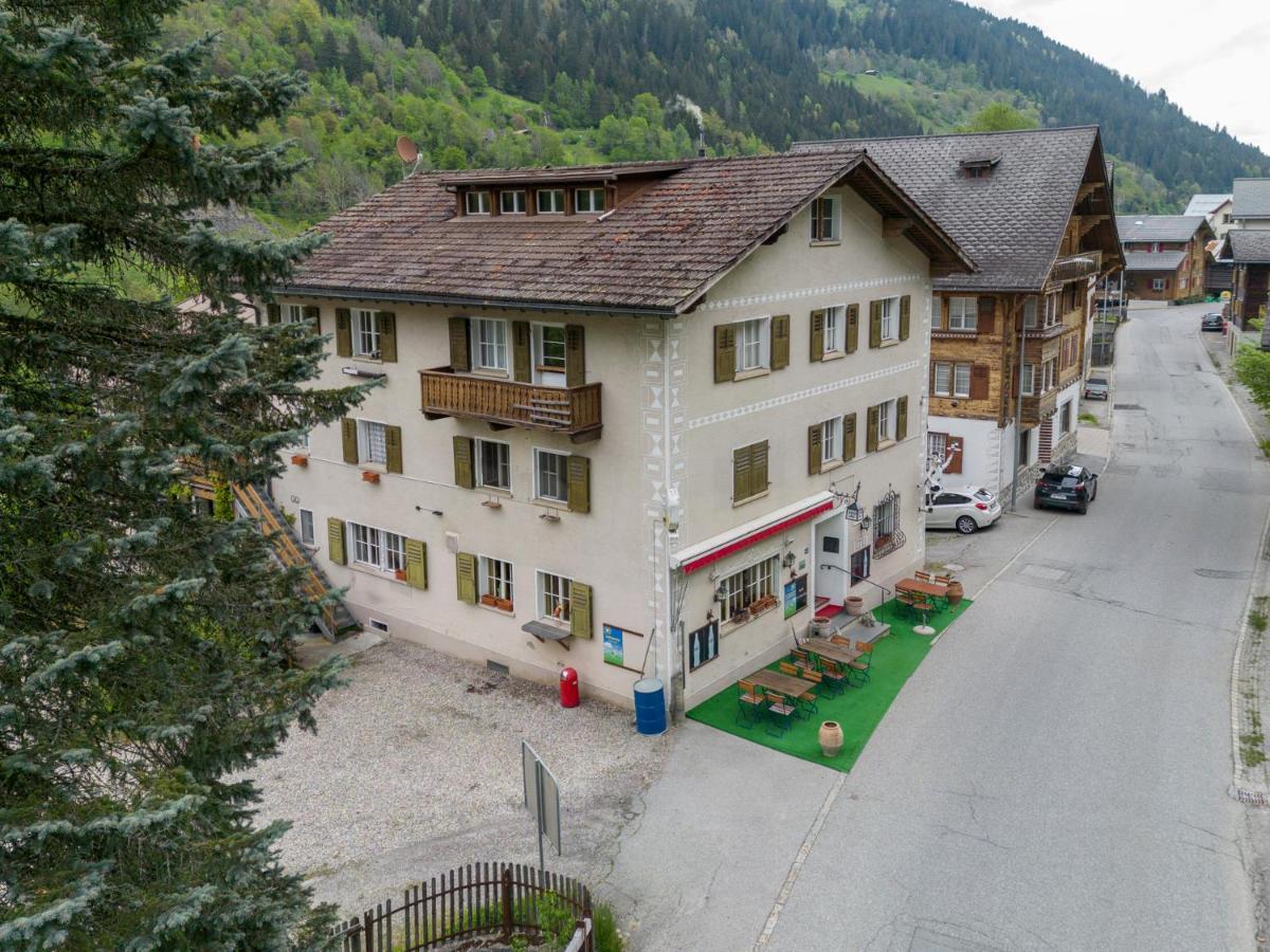 Alte Post Mit Geschichte Und Restaurant Appartement Tavanasa Buitenkant foto